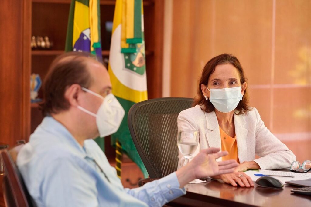 Marcos Gadelha e Izolda Cela durante reunião do Comitê de Enfrentamento à Pandemia da Covid. (Foto: reprodução/Instagram)