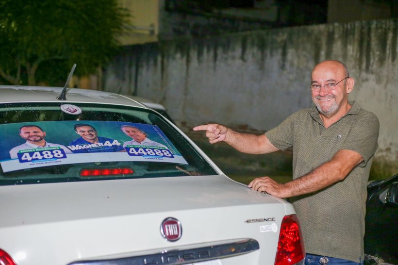 Moses e Oscar Rodrigues iniciam campanhas com adesivaço durante a madrugada, em Sobral