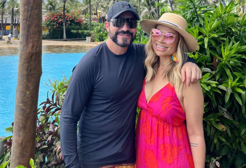 Padre Fábio de Melo curte dia em parque aquático com Solange Almeida