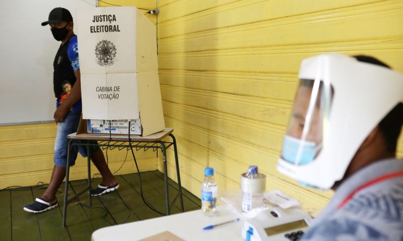 TSE volta a proibir celular na cabine de votação mesmo desligado