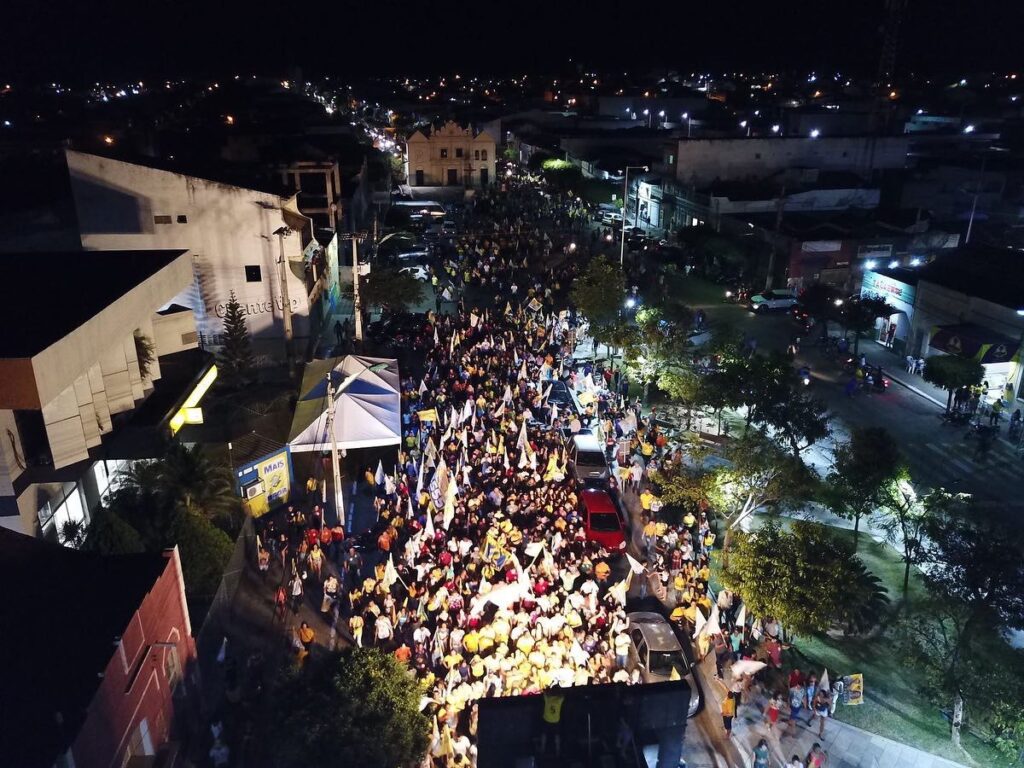 Caminhada reúne Domingos Neto e Gabriella Aguiar em Tauá