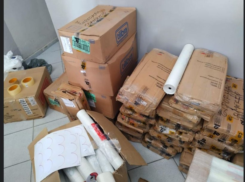 Polícia Federal apreende cocaína escondida em carga de materiais de papelaria