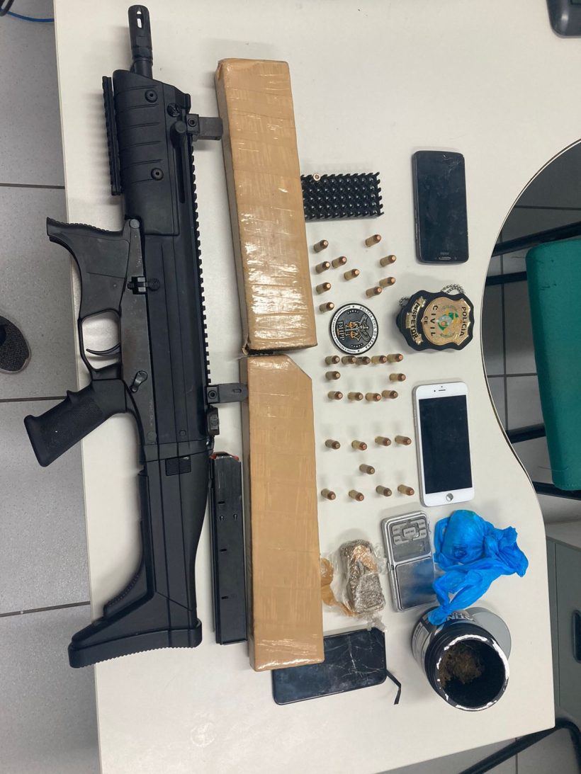 Homem investigado por homicídios é preso em posse de armas e drogas no Joaquim Távora