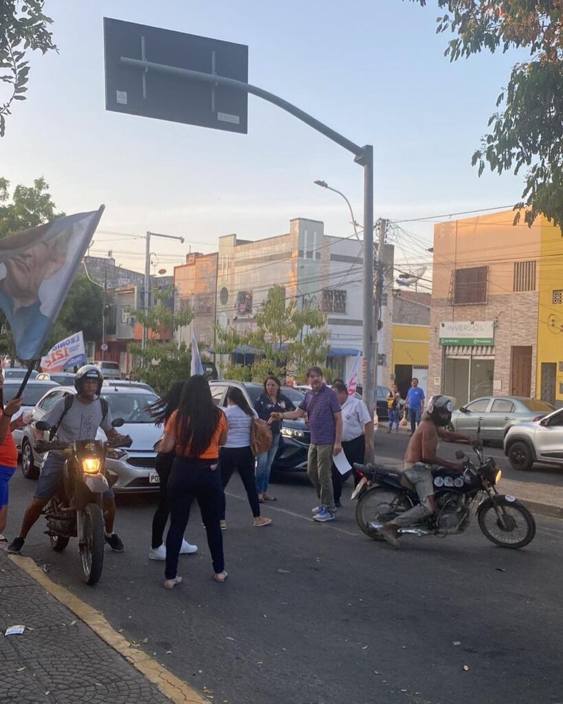Cid promoveu um adesivaço para Ciro Gomes em Sobral. (Foto: reprodução/redes sociais)