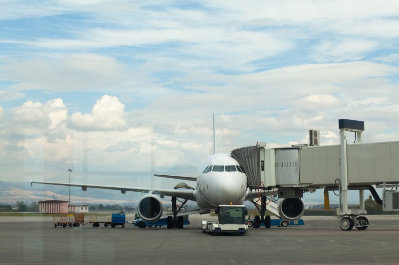 airplane at airport with blue sky background. (Foto: banco de imagens)