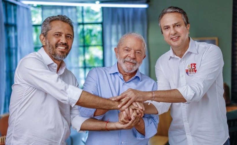 Lula, Camilo e Elmano fazem caminhada pelo Centro de Fortaleza com muita euforia