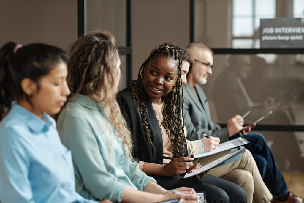 Pessoas em entrevista de emprego. Foto: Banco de Imagens