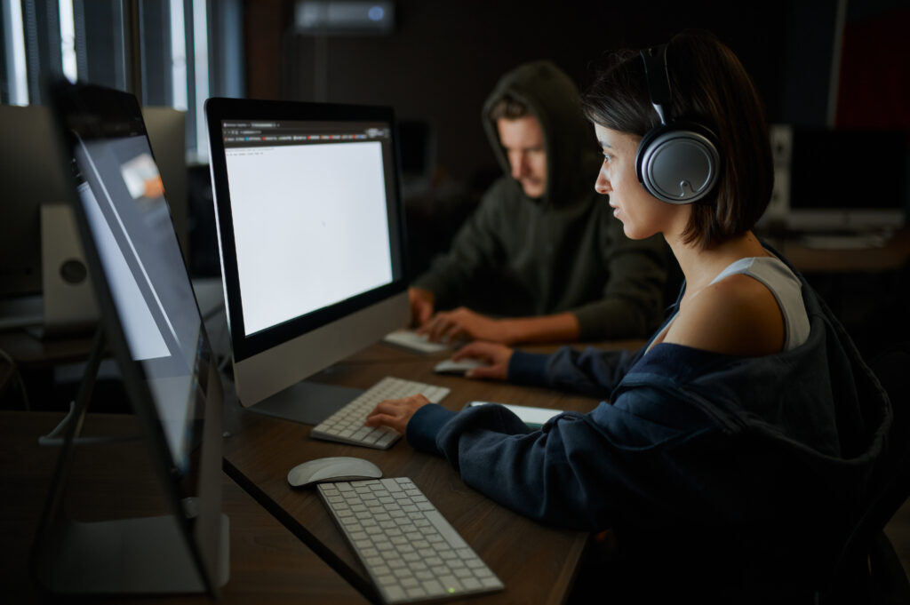 Internet hackers works on computers, dangerous teamwork. Illegal web programmer at workplace, criminal occupation. Data hacking, cyber security. (Foto: banco de imagens)