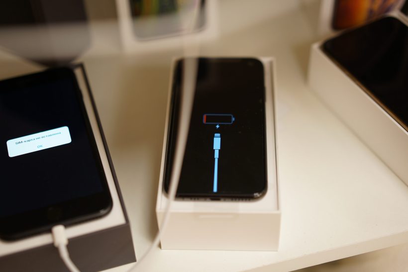 Justiça proíbe venda de iPhone sem carregador de bateria e multa Apple em R$12 milhões