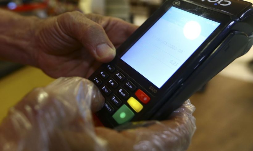 Banco Central limita cobranças de máquinas de cartão de crédito