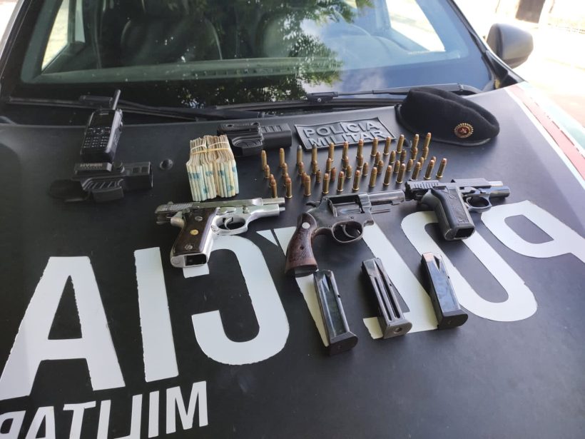 PMCE encontra três armas e R$ 16 mil dentro de mochila abandonada em terreno baldio