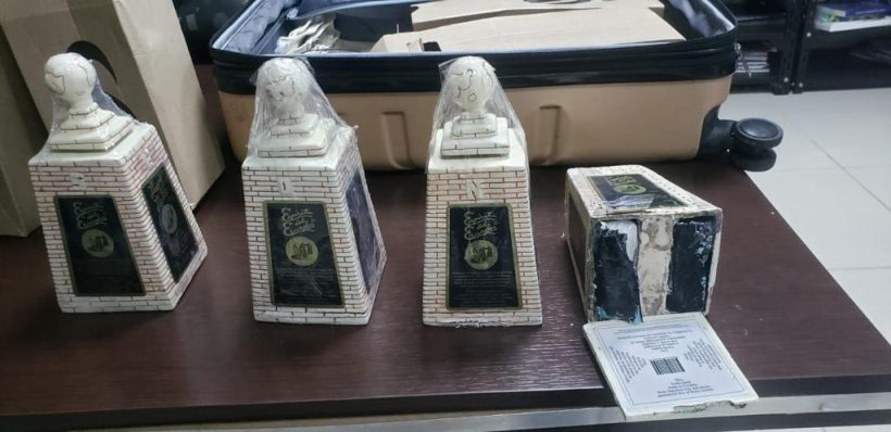 Mulher é presa transportando cocaína em garrafas de licor no Aeroporto de Fortaleza