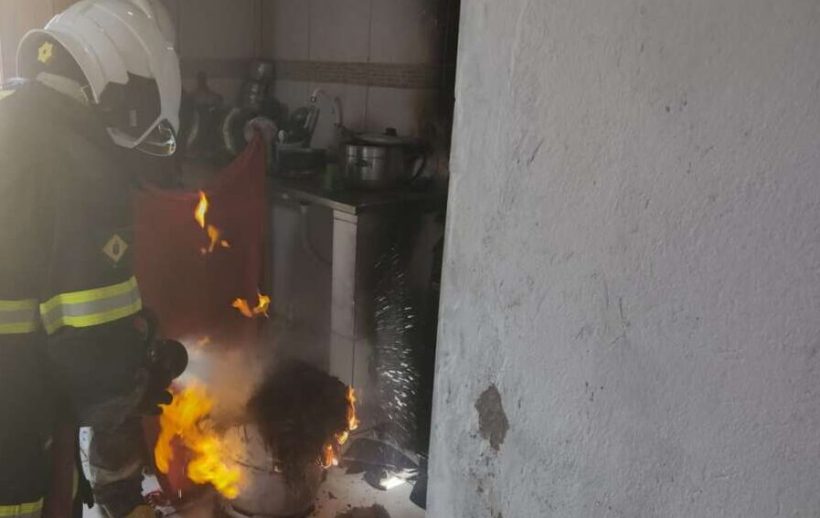 Corpo de Bombeiros apaga incêndio em botijão de gás de cozinha em Aquiraz