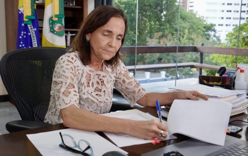 Governadora Izolda Cela sanciona lei que garante gratuidade no transporte coletivo no segundo turno das eleições