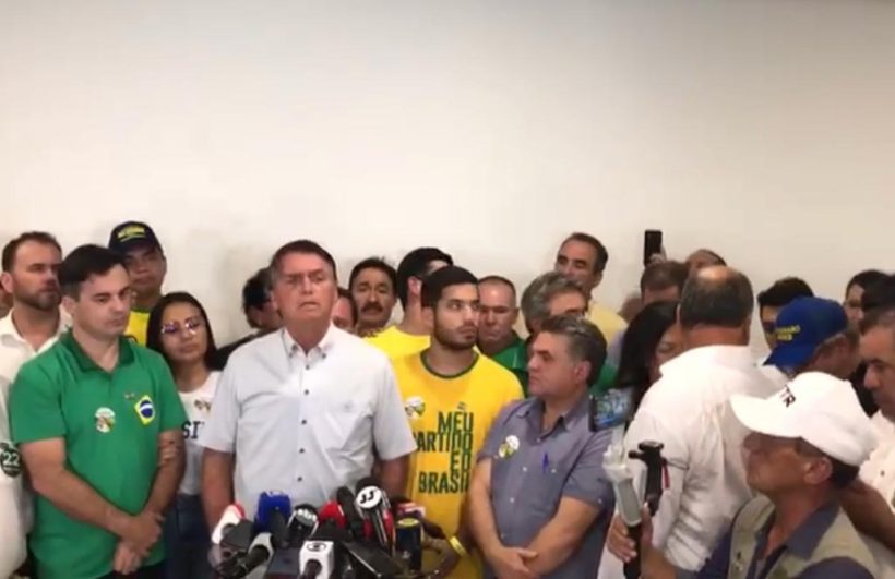 Presidente Bolsonaro ataca Lula em coletiva de imprensa na capital cearense