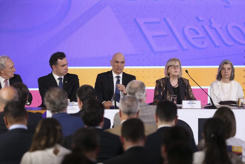 Presidente do TSE diz que abstenção diminuiu no segundo turno