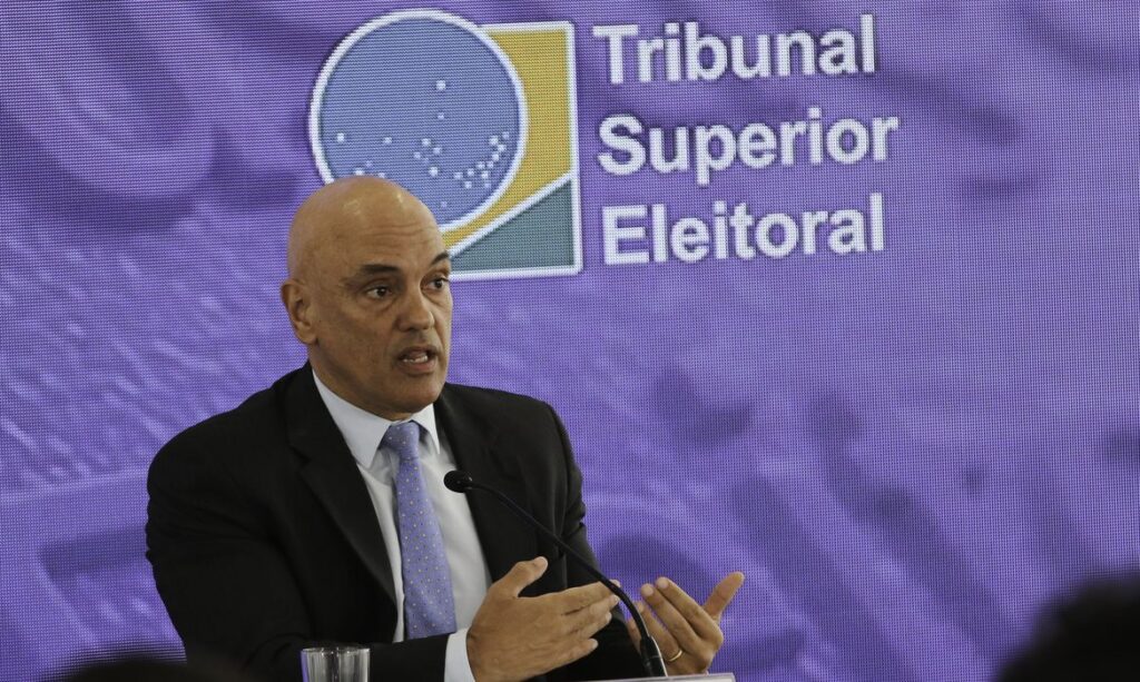 O presidente do Tribunal Superior Eleitoral, Alexandre de Moraes, comenta em coletiva de imprensa, o andamento das eleições gerais. (Foto: Fabio Rodrigues-Pozzebom/ Agência Brasil)