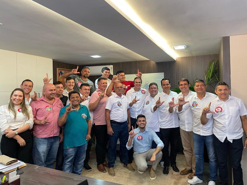 Quatorze vereadores de Caucaia visitam Camilo para reafirmar apoio a Lula