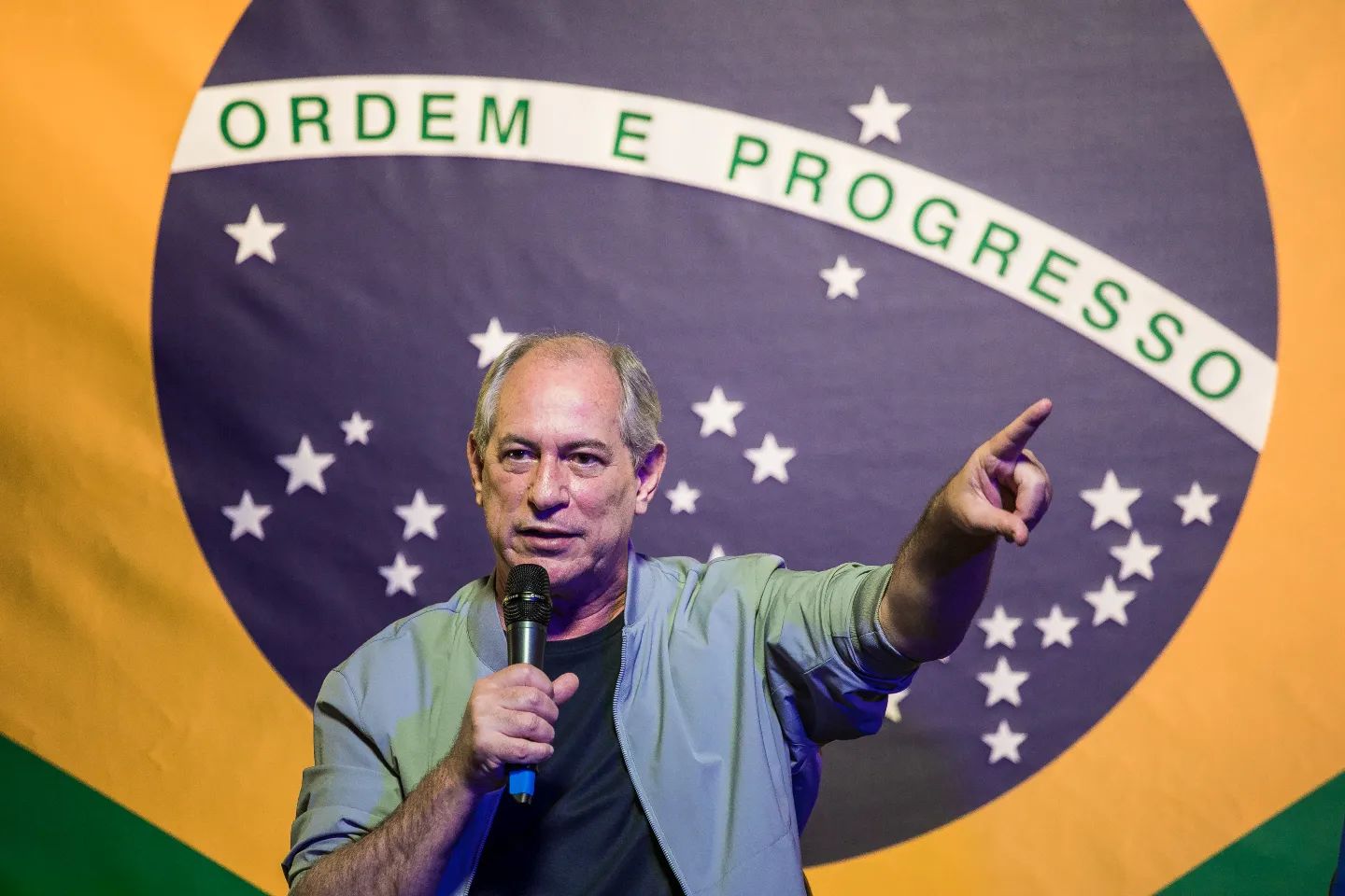 Ciro volta ao Brasil e deve abrir fogo contra Lula nos pr ximos dias