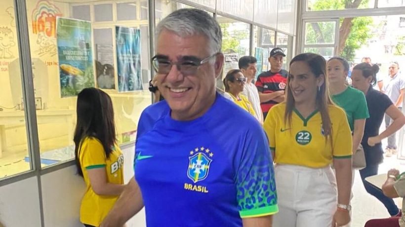 Eduardo Girão vota na capital e diz ser improvável reverter vantagem de Lula no Ceará