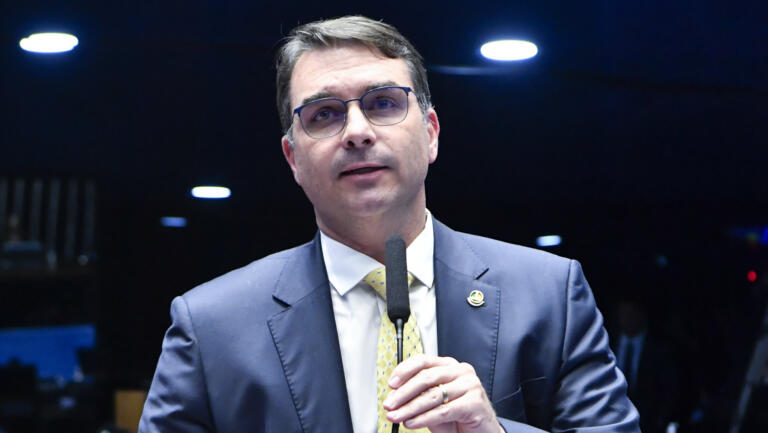 Flávio Bolsonaro participa de lançamento da pré-candidatura de Alcides Fernandes ao Senado