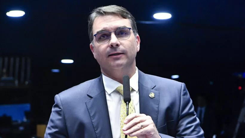 Flávio Bolsonaro admite possibilidade de desistir da candidatura ao Planalto: “tem um preço”