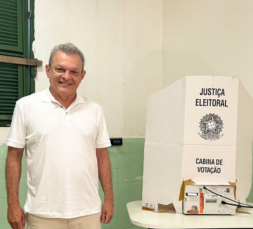 Sem uso de botton, prefeito José Sarto vota em Fortaleza