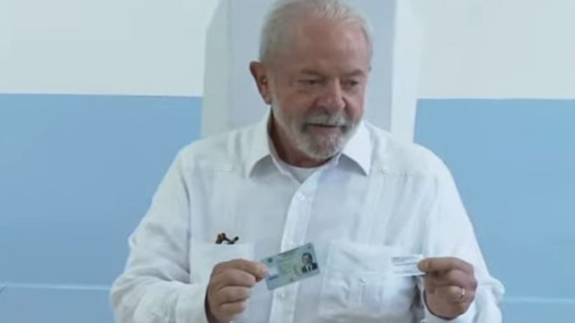 Lula vota e diz que vai trabalhar para melhorar imagem do Brasil no exterior caso seja eleito