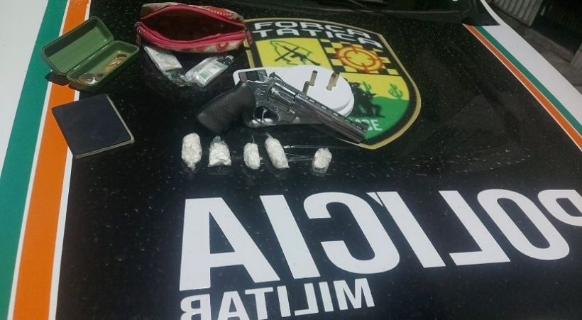 Polícia Militar apreende arma de fogo, munições e drogas na Barra do Ceará