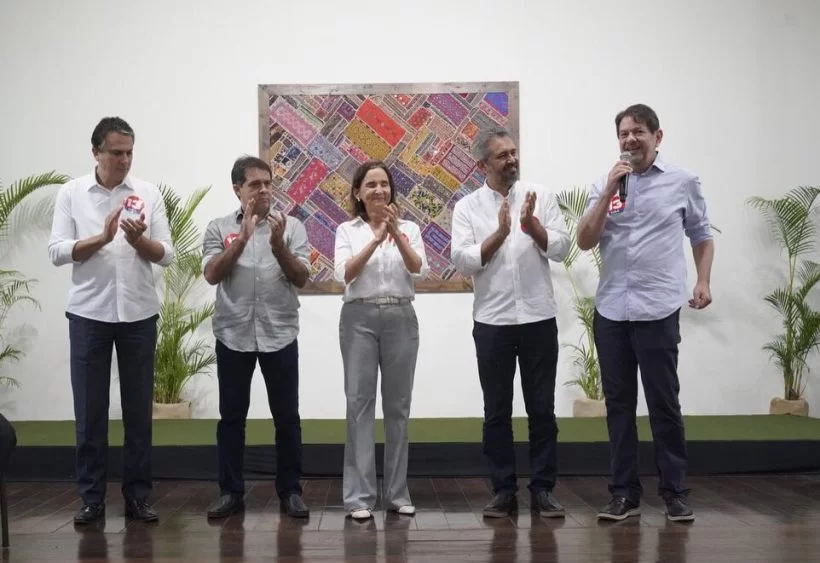 Cid usa botton de Lula em reunião de apoio à candidatura do petista no Ceará