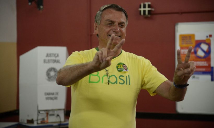 Bolsonaro demonstra confiança na vitória após votar no Rio