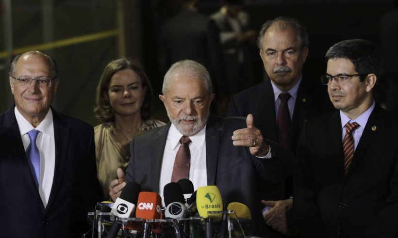 Definição de nomes para compor ministérios vai começar depois de viagem ao Egito, diz Lula