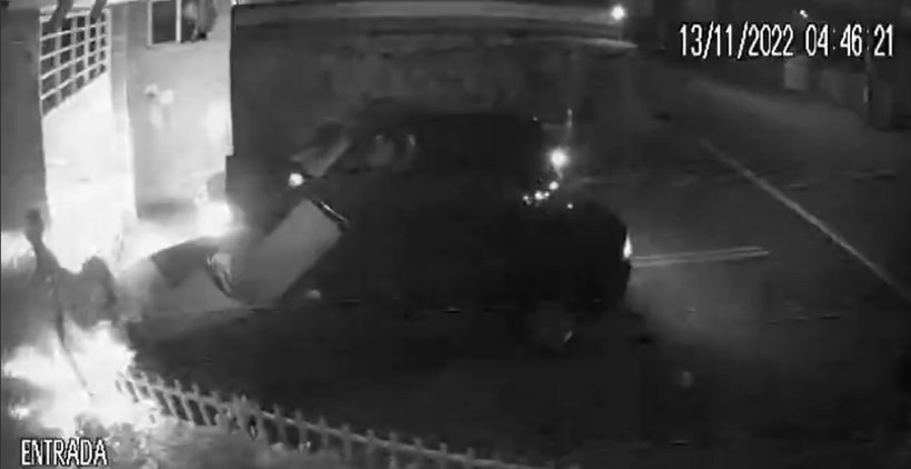 Suspeito de ‘prensar’ mulher com carro na frente do filho é preso na casa de amigo