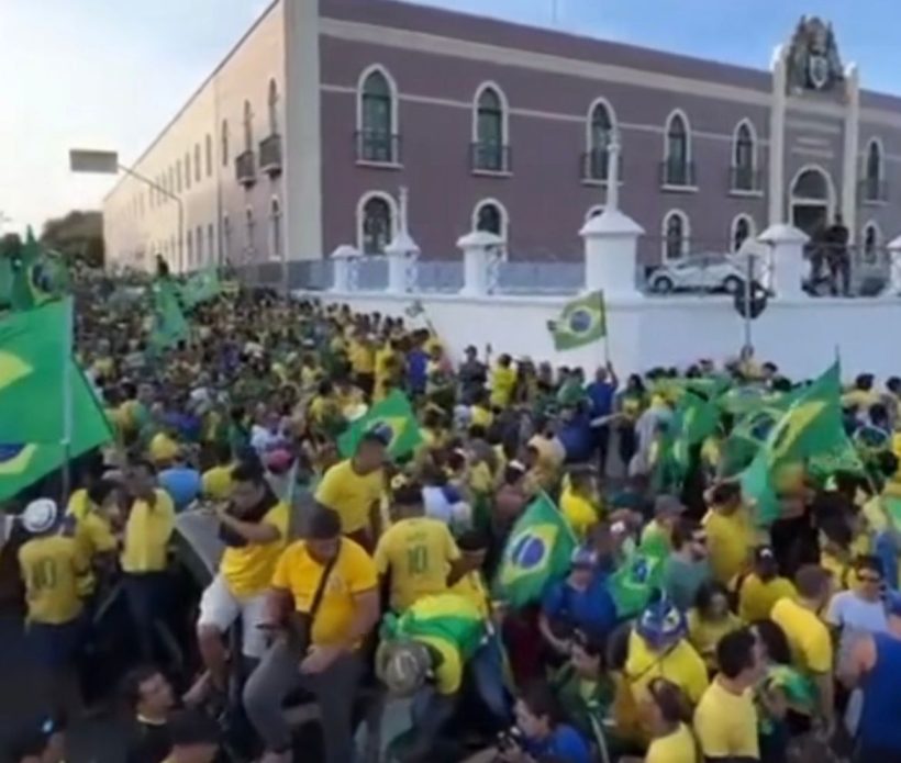 Manifestantes pró-Bolsonaro realizam ato em frente ao 10ª Comando Militar, em Fortaleza