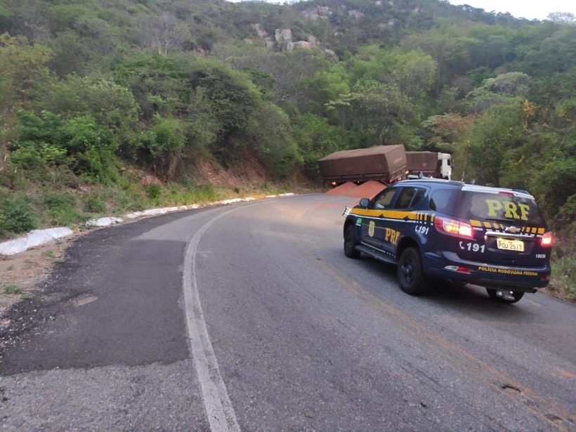 Trânsito na BR-226 é liberado após tombamento de caminhão