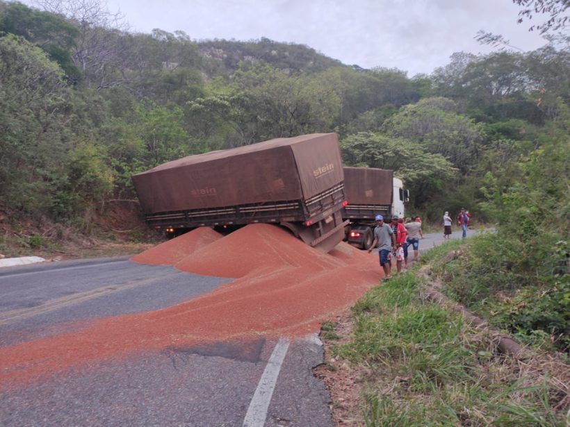 Tombamento de caminhão interdita dois sentidos de rodovia no Vale do Jaguaribe