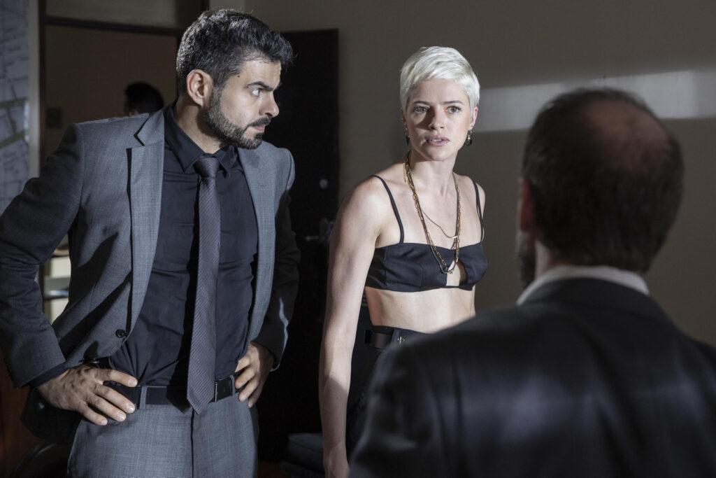 Giovanna (Agatha Moreira) é presa depois de desacatar o Delegado (Bruno Feldman). Foto: Globo / Fabio Rocha