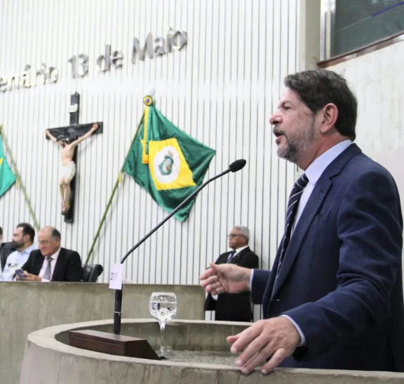 Cid Gomes anuncia nas redes sociais que abre mão das emendas individuais