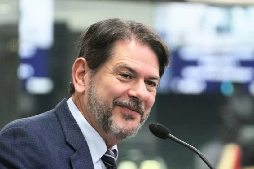 Deputados e prefeitos deixam Cid falando sozinho sobre como dividir emendas