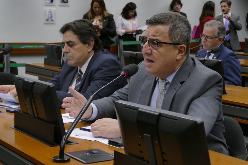 Câmara aprova audiência sobre taxa de postes para provedores