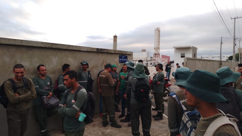 Trabalhadores de empresa que presta serviço de coleta de lixo em Juazeiro do Norte denunciam salários atrasados