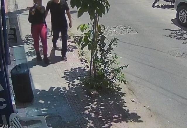 Homem é preso após ser flagrado importunando sexualmente mulher que estava trabalhando