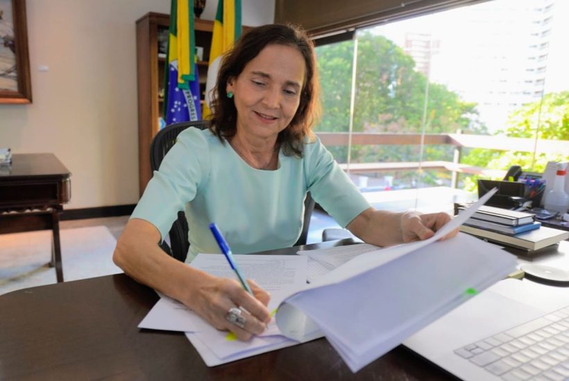 Izolda Cela sanciona lei que garante pagamento dos precatórios do Fundef aos professores