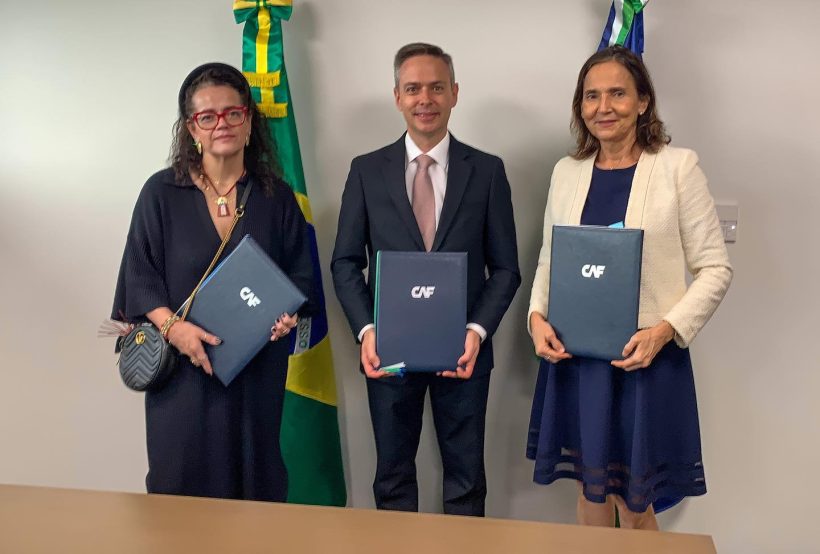 Izolda assina contrato para investimento de U$60 milhões no saneamento de cidades litorâneas do Ceará