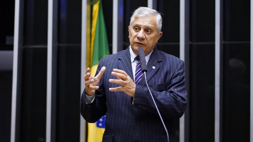 José Airton apresenta projeto que concede título de Embaixador do Padre Cícero a Roberto Pessoa