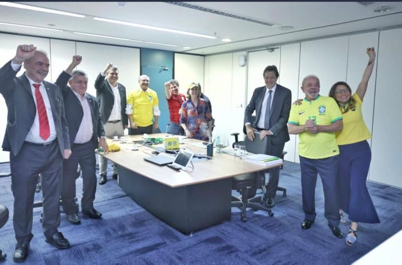 Deputado José Guimarães assiste vitória do Brasil na Copa ao lado de Lula