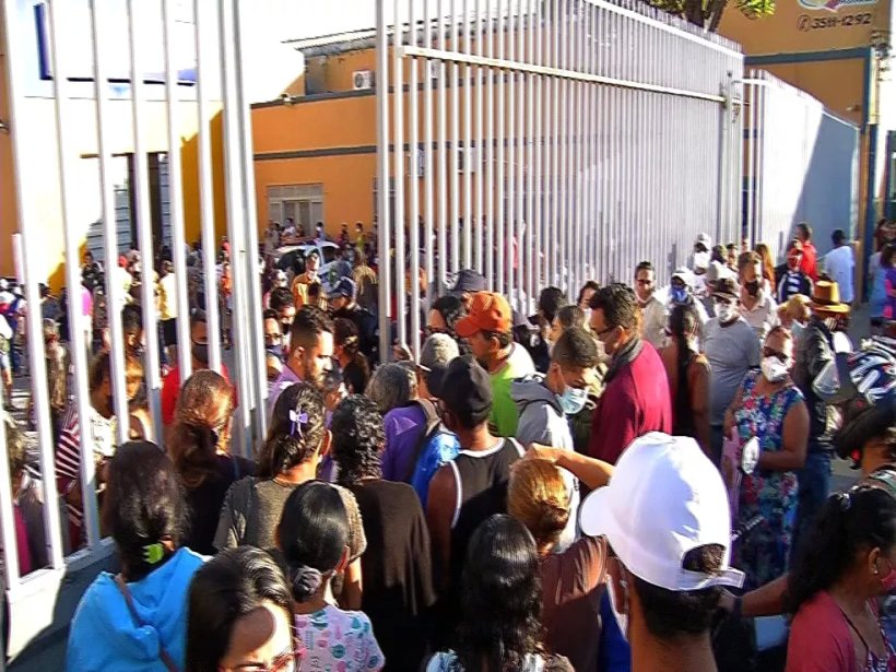 Pacientes lotam filas para marcar exames em Juazeiro do Norte