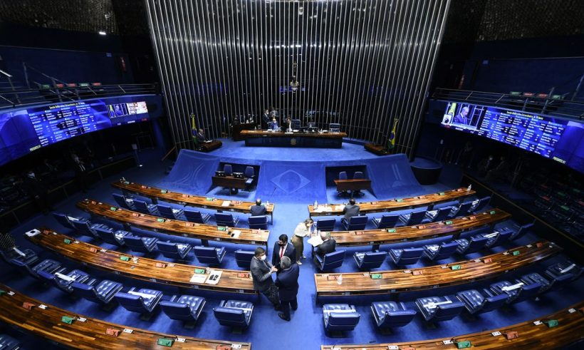 Senadores aprovam PEC que mantém valor de R$ 600 do Auxílio Brasil