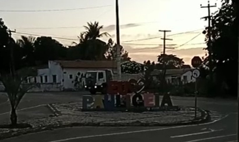 Caminhão da prefeitura de Pacajus é flagrado entrando na casa de vice-prefeito com material de construção