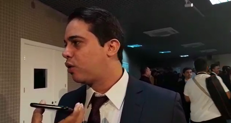 Júnior Mano reafirma defesa de Izolda na educação mas lembra que seu partido é de oposição
